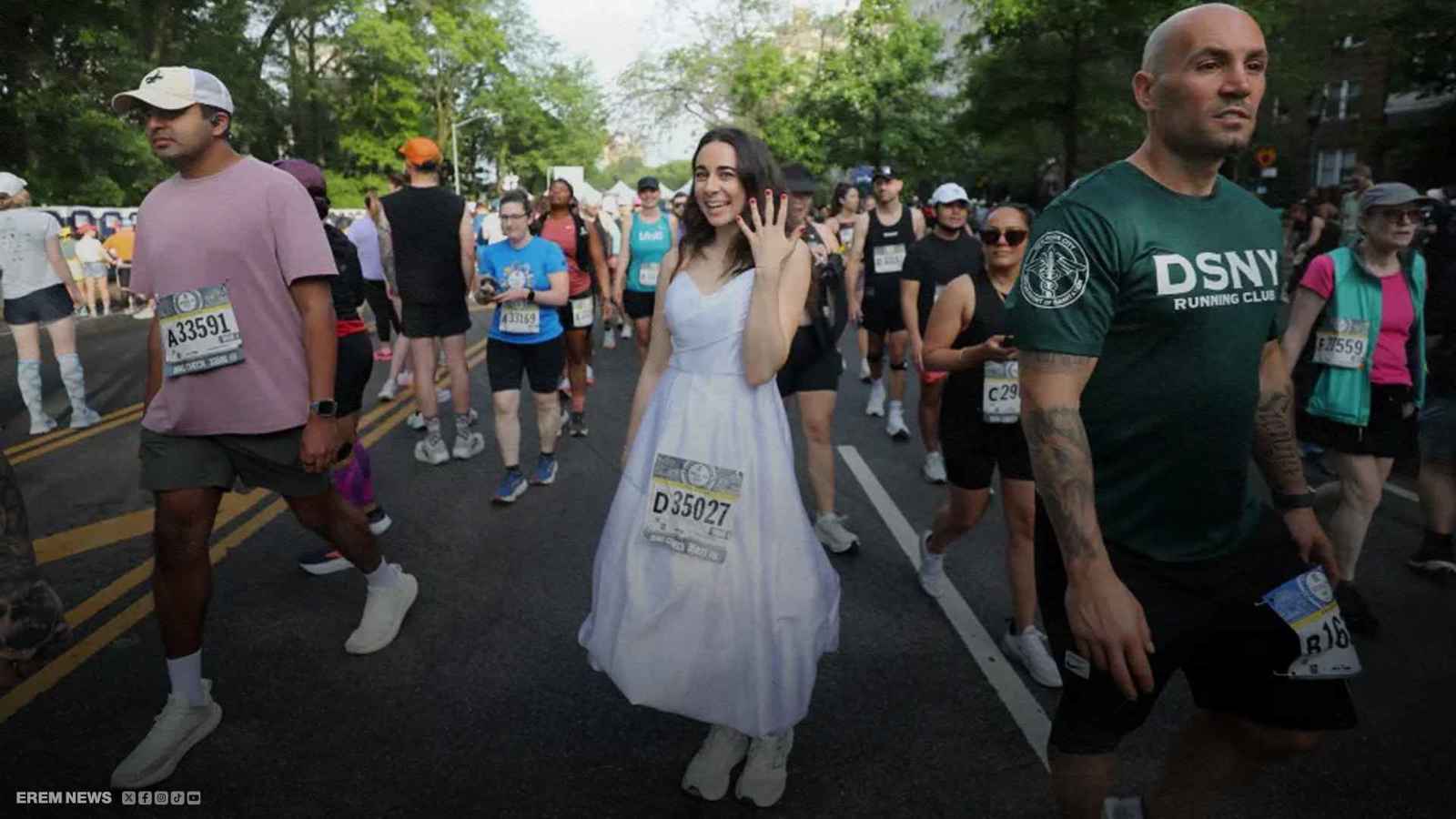 أمريكية تشارك في ماراثون جري بفستان الزفاف.. ما القصة؟ (فيديو)