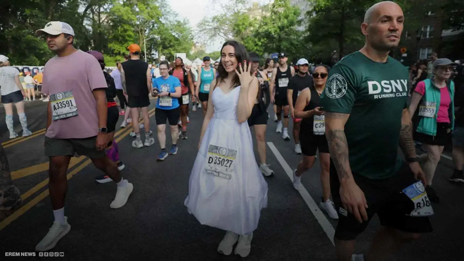 أمريكية تشارك في ماراثون جري بفستان الزفاف.. ما القصة؟ (فيديو)