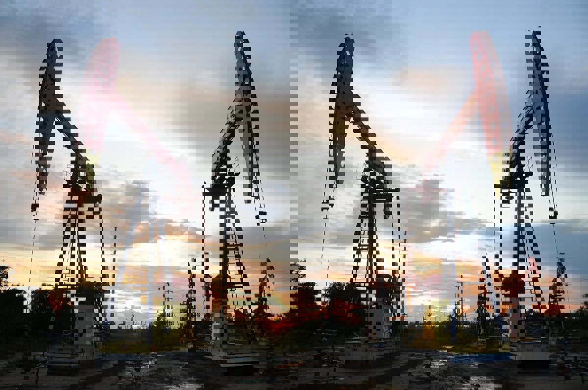 النفط يهبط 1% بعد بلوغه أعلى مستوى في شهور بعد تحذير "أوبك"