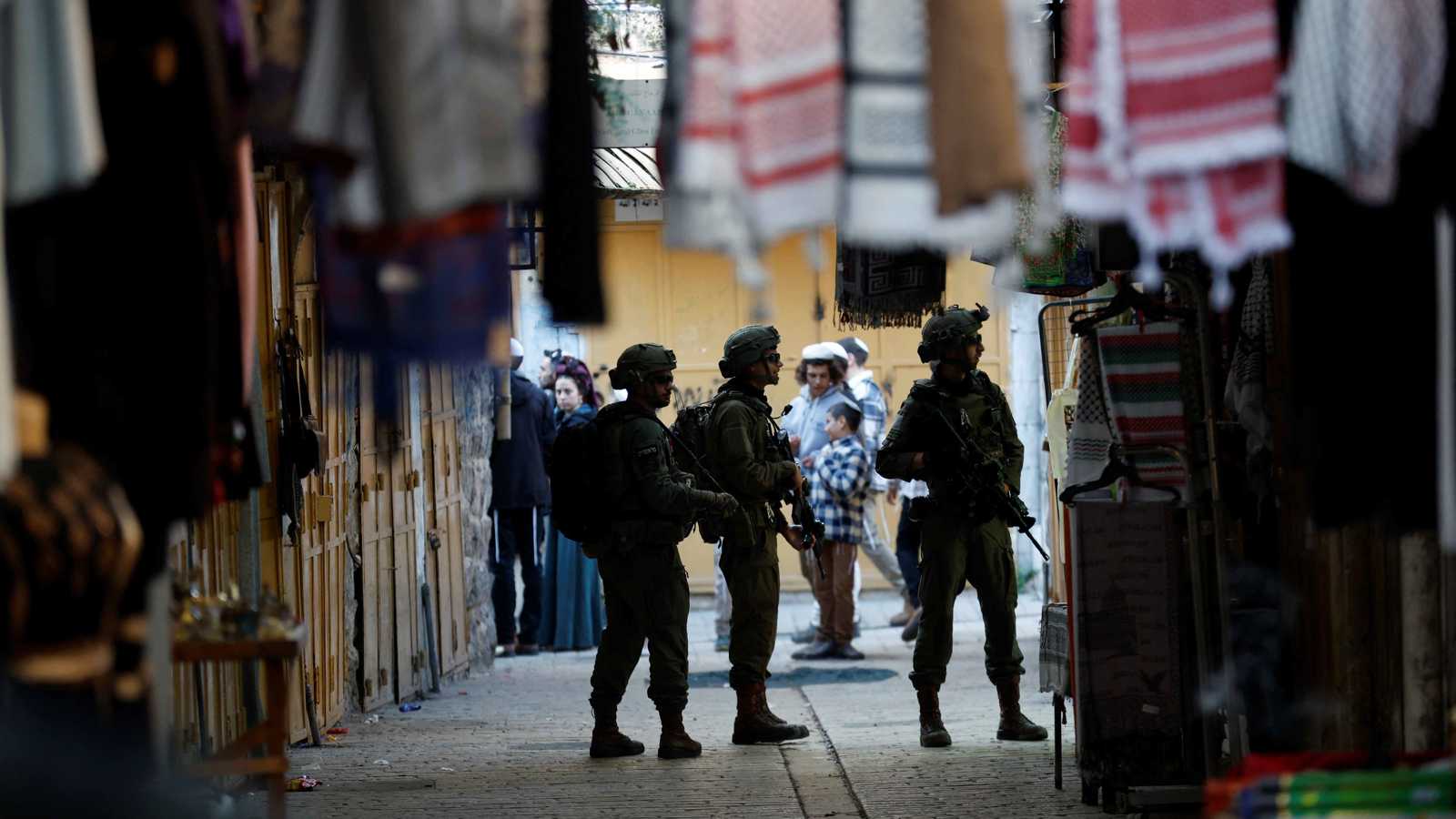 الجيش الإسرائيلي ينفذ اقتحامات واسعة في القدس والضفة الغربية (فيديو)