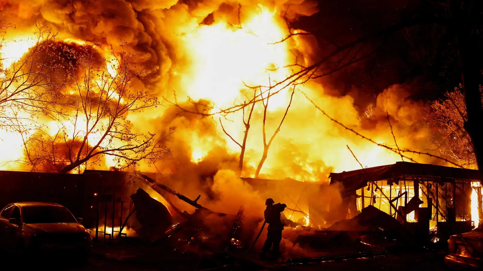 قتلى وجرحى في هجمات روسية على مدن أوكرانية (فيديو)