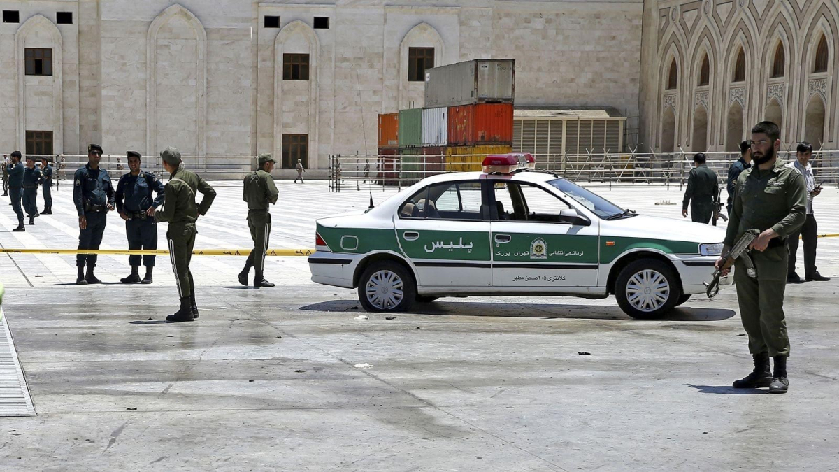 مقتل شرطي إيراني على يد قريب طفل قُتل خلال الاحتجاجات