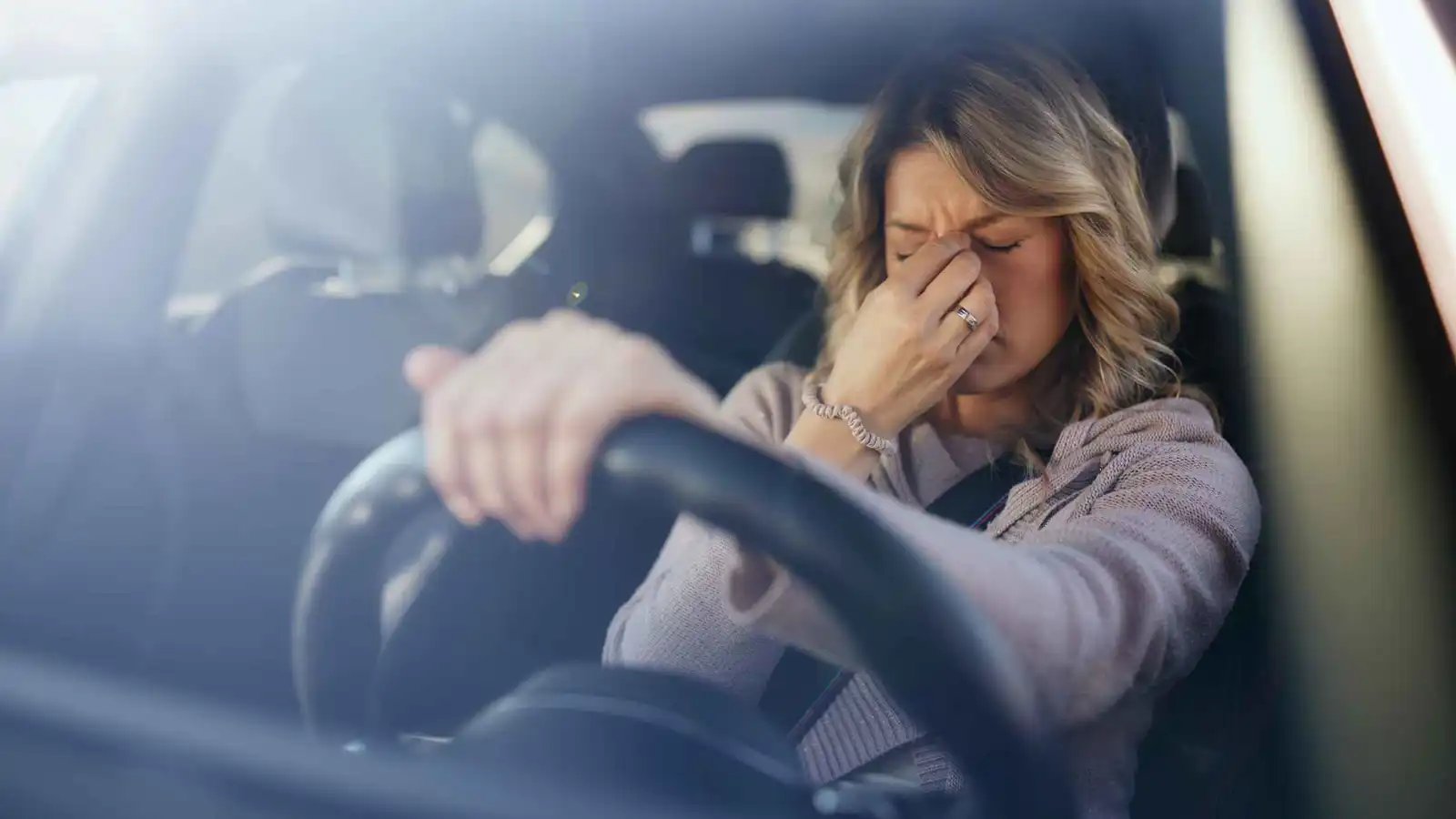 عرض "غير متوقع".. ما علاقة القلق أثناء القيادة بالهرمونات؟