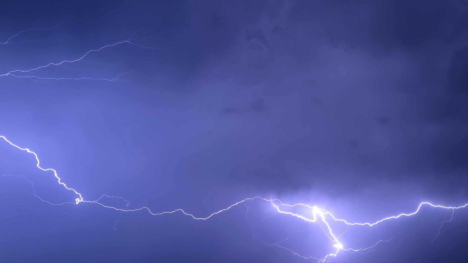 الأطول في التاريخ.. صاعقة تمتد بين ولايتين أمريكيتين على 515 ميلاً