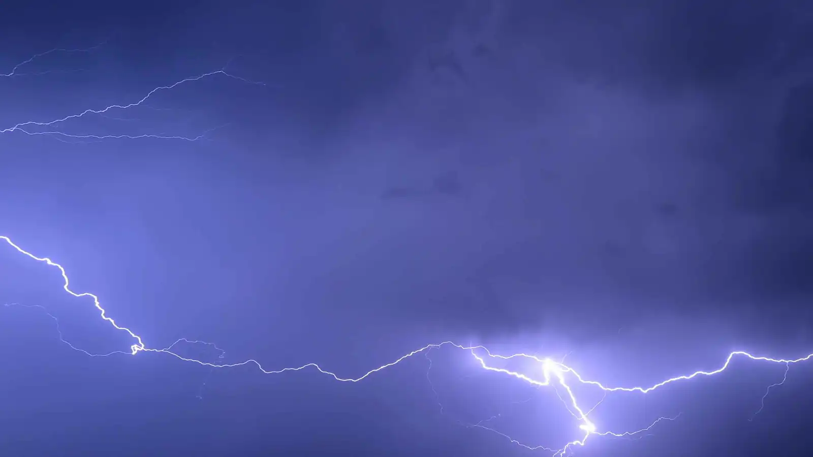 الأطول في التاريخ.. صاعقة تمتد بين ولايتين أمريكيتين على 515 ميلاً