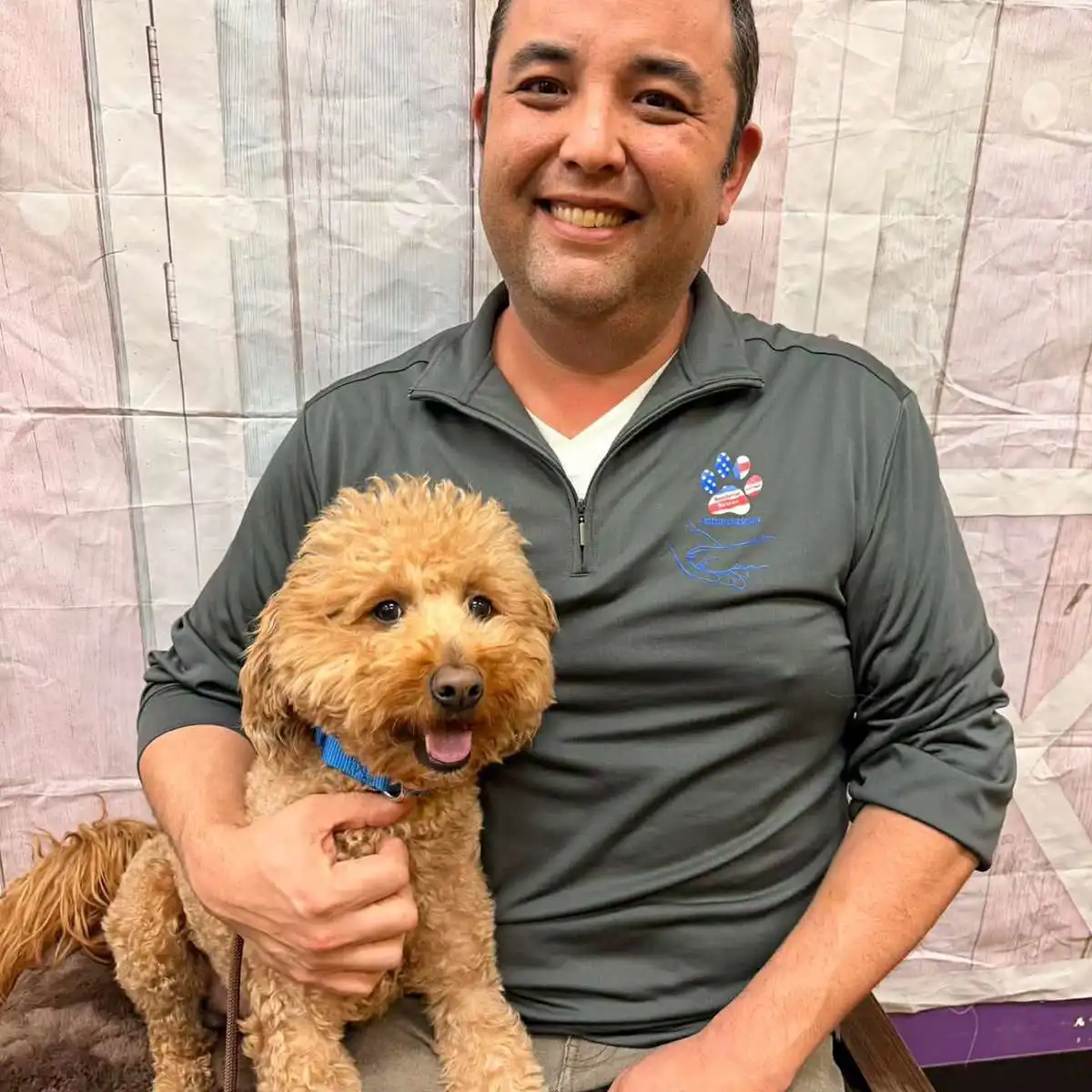 الكلب مع احد موظفي JetBlue