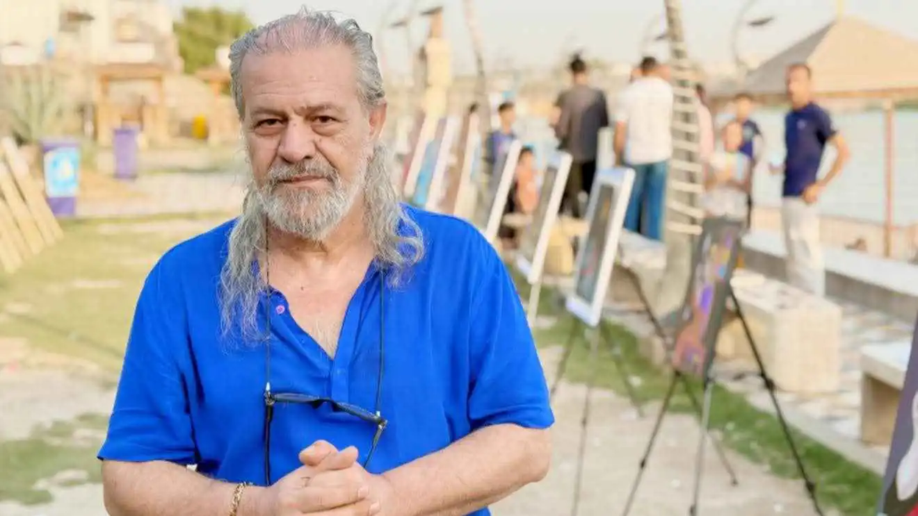 رسام عراقي هاوٍ ينظم لنفسه معرضاً في الهواء الطلق (صور)
