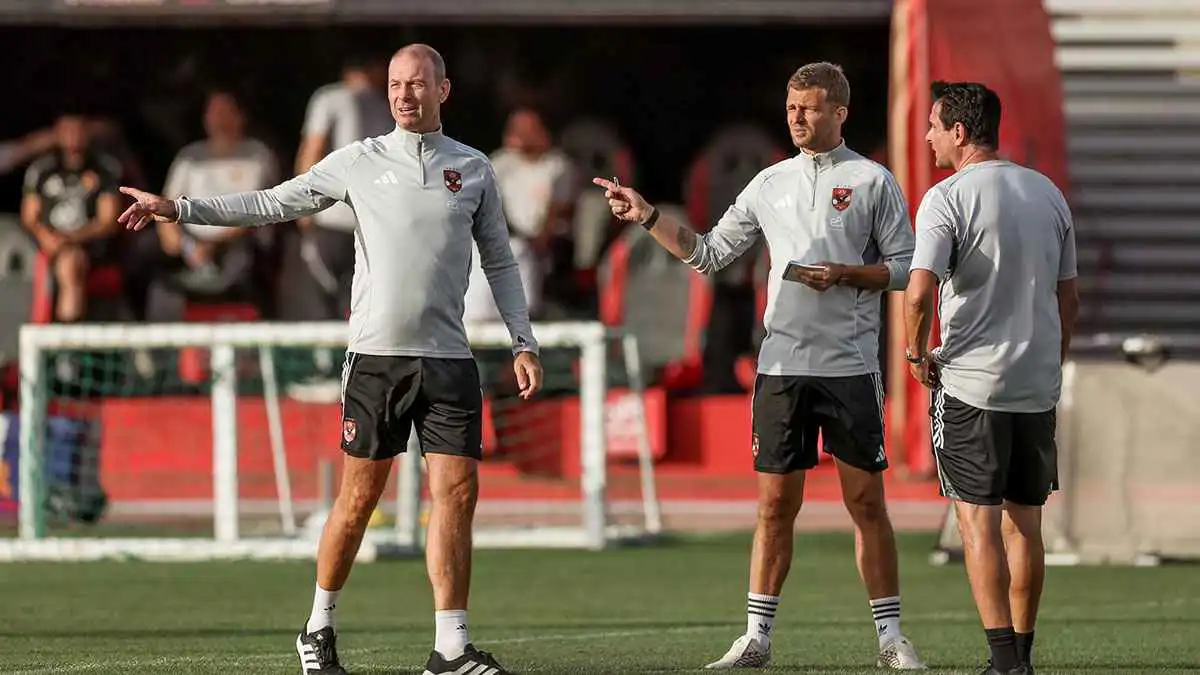 توروب يمنع لاعبي الأهلي المصري من مشاهدة مباراة الزمالك