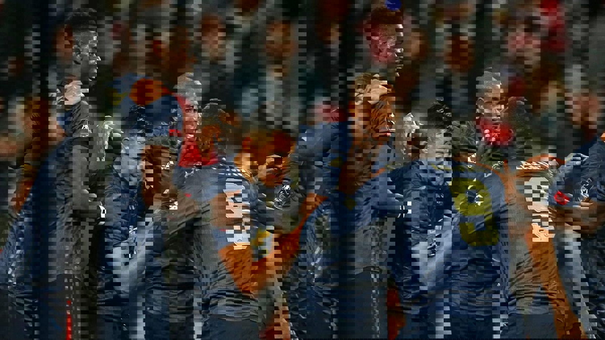 مباراة آرسنال ومانشستر يونايتد.. جيسي لينغارد يدخل في مشاحنات مع مشجع ضربه بقطعة معدنية (صور)