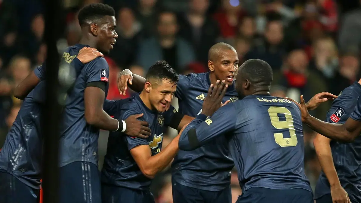 مباراة آرسنال ومانشستر يونايتد.. جيسي لينغارد يدخل في مشاحنات مع مشجع ضربه بقطعة معدنية (صور)