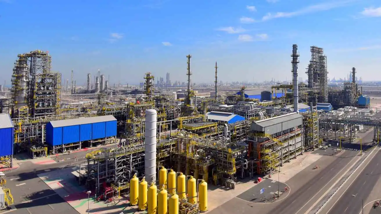 إصابتان إثر سقوط شظايا على مصفاة الأحمدي النفطية في الكويت