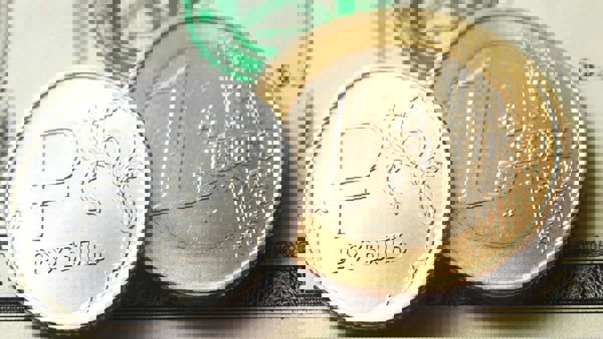 كيف أصبح الروبل الروسي العملة الأفضل أداء هذا العام؟