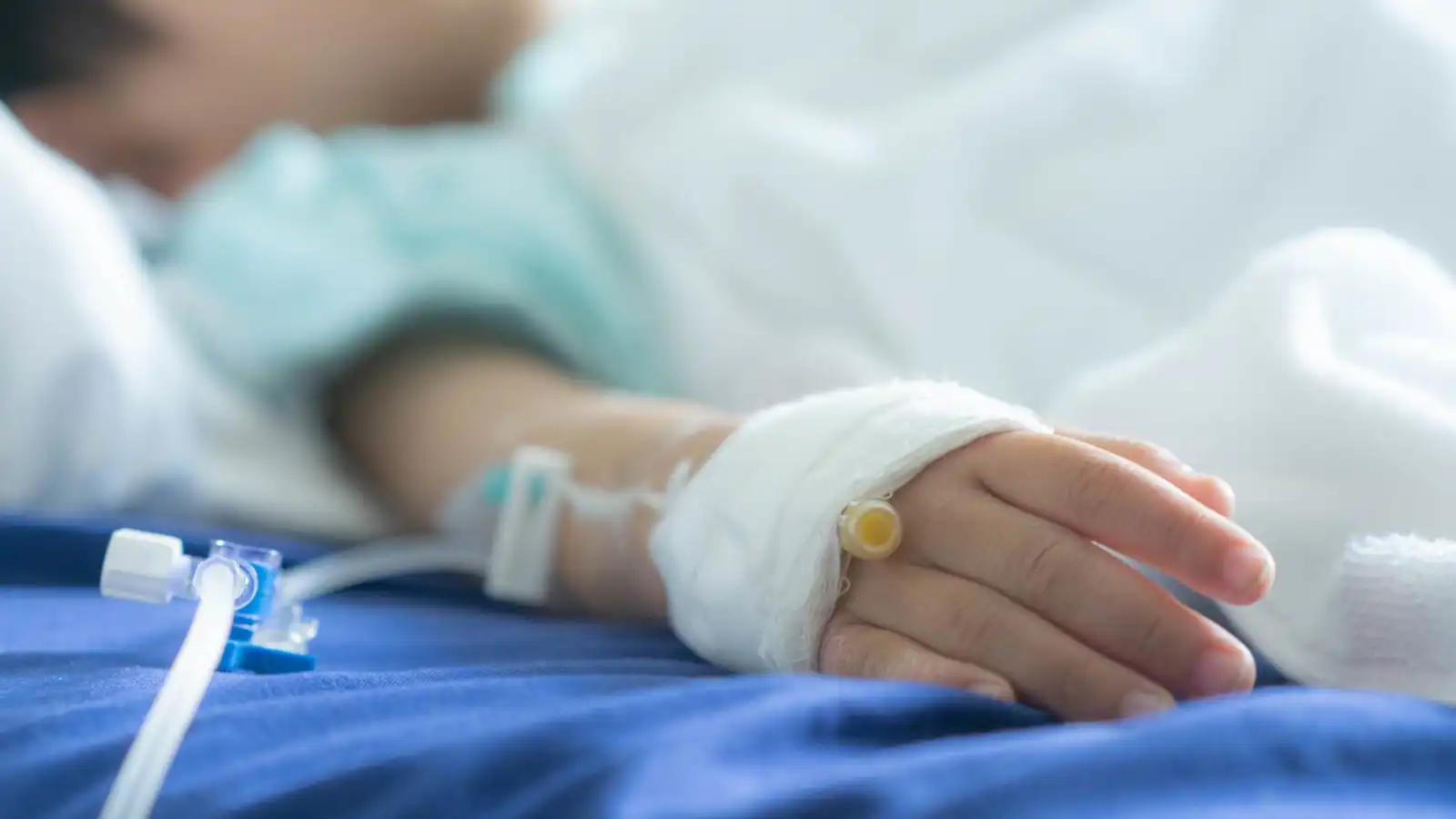 إصابة طفل بفيروس نادر تغيّر مسار حياته الصحية (فيديو)