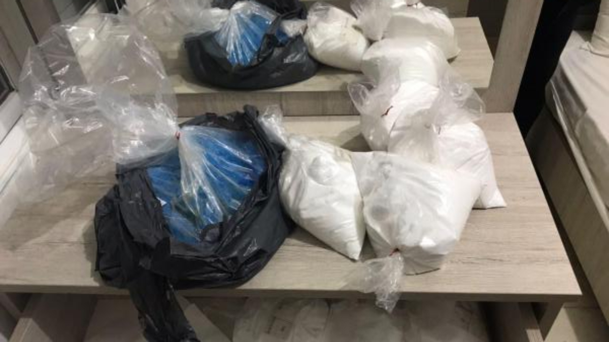 بمساعدة زوجته.. عربي يصنع أحد أخطر أنواع المخدرات في العالم (صور)