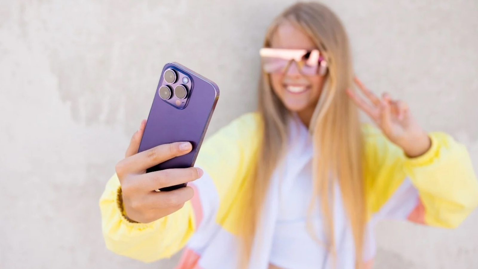 ما فائدة الثقب الصغير بجوار عدسات كاميرا هواتف آيفون؟