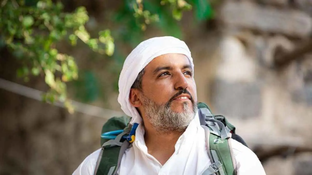 مغامر سعودي يعبر "الربع الخالي" سيرا على الأقدام