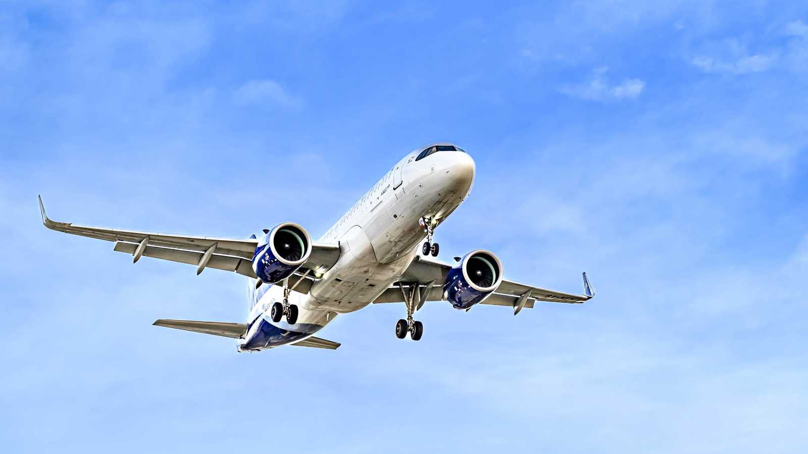 شجار مشاهير يثير الفوضى على متن طائرة نيجيرية (فيديو)