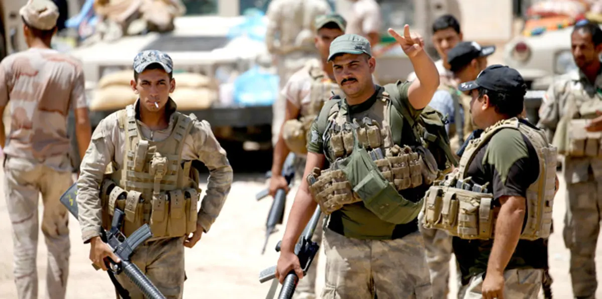 الجيش العراقي يرفع علم البلاد فوق المؤسسات الحكومية بالفلوجة