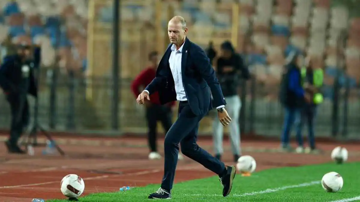 مفاجأة.. هل يدخل الأهلي المصري مباراة بيراميدز بمدرب جديد؟