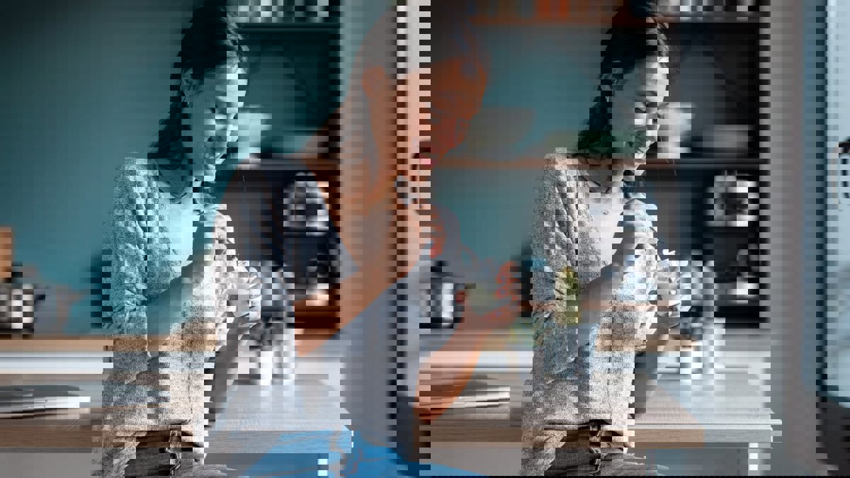 كيف يُبطل البروبايوتيك مفعول البلاستيك في المعدة؟