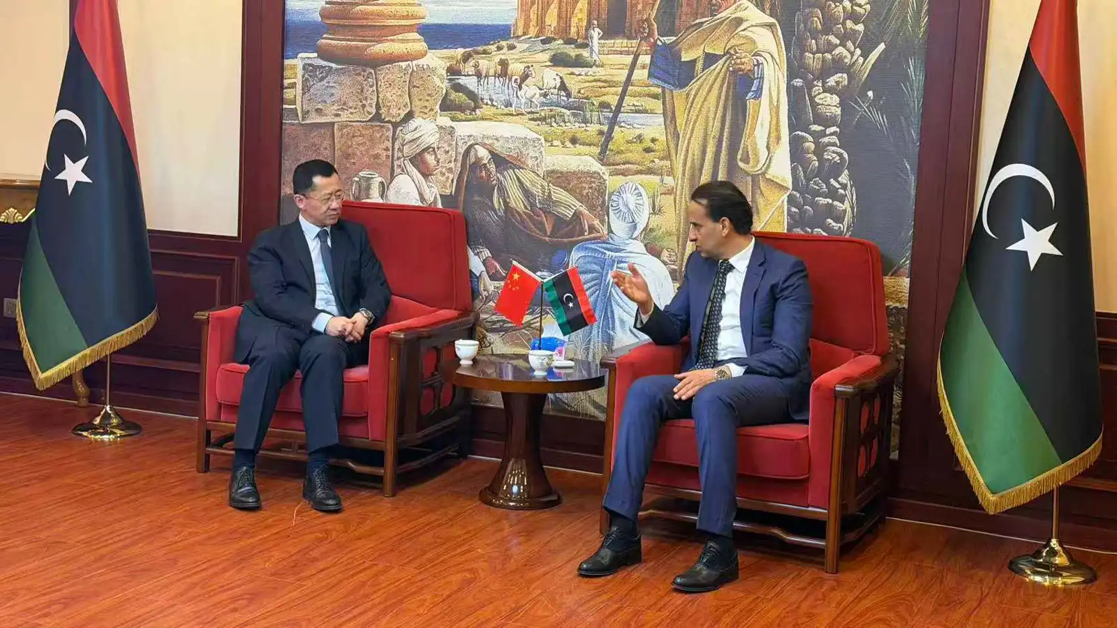 بكين تكسر "الصمت الدبلوماسي" في ليبيا.. نفوذ اقتصادي على النفط والإعمار