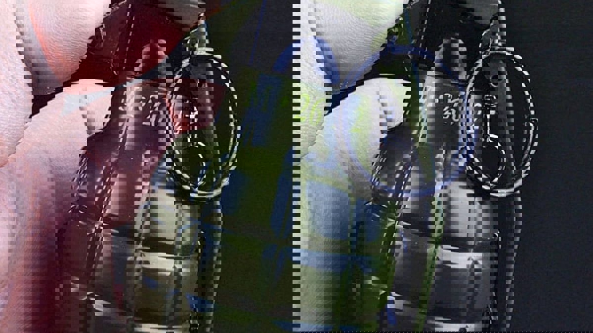 العراق.. تاجر مخدرات يلقي "قنبلة" على مدير المكافحة و5 منتسبين في بابل 