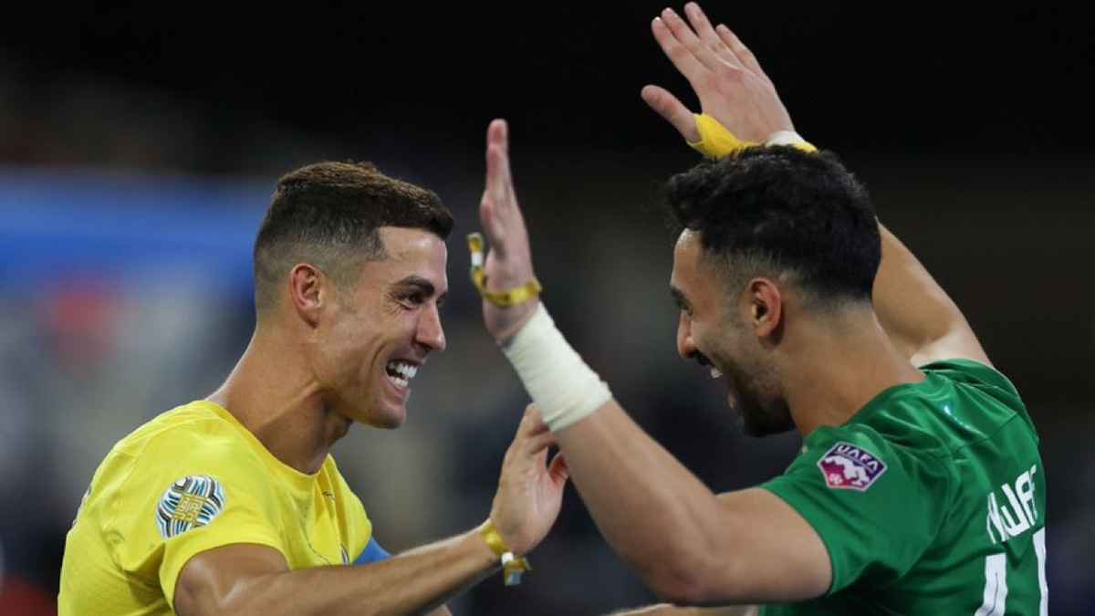 موقف لافت.. ماذا فعل رونالدو مع لاعب النصر الذي تأخر عن التدريب؟ (فيديو)