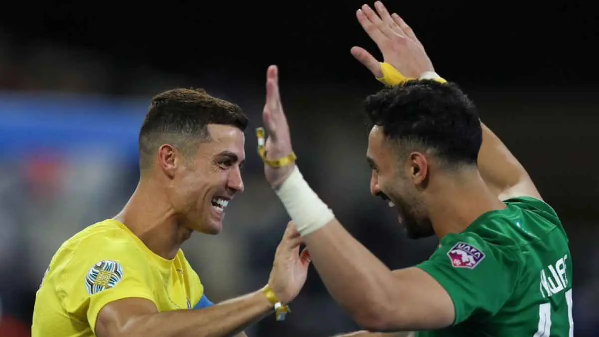 موقف لافت.. ماذا فعل رونالدو مع لاعب النصر الذي تأخر عن التدريب؟ (فيديو)