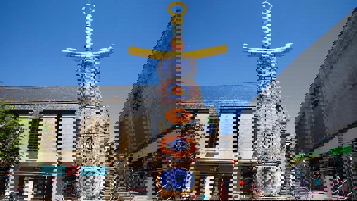 أطول تمثال من السيراميك في العالم يثير جدلا ببريطانيا.. فما قصته؟