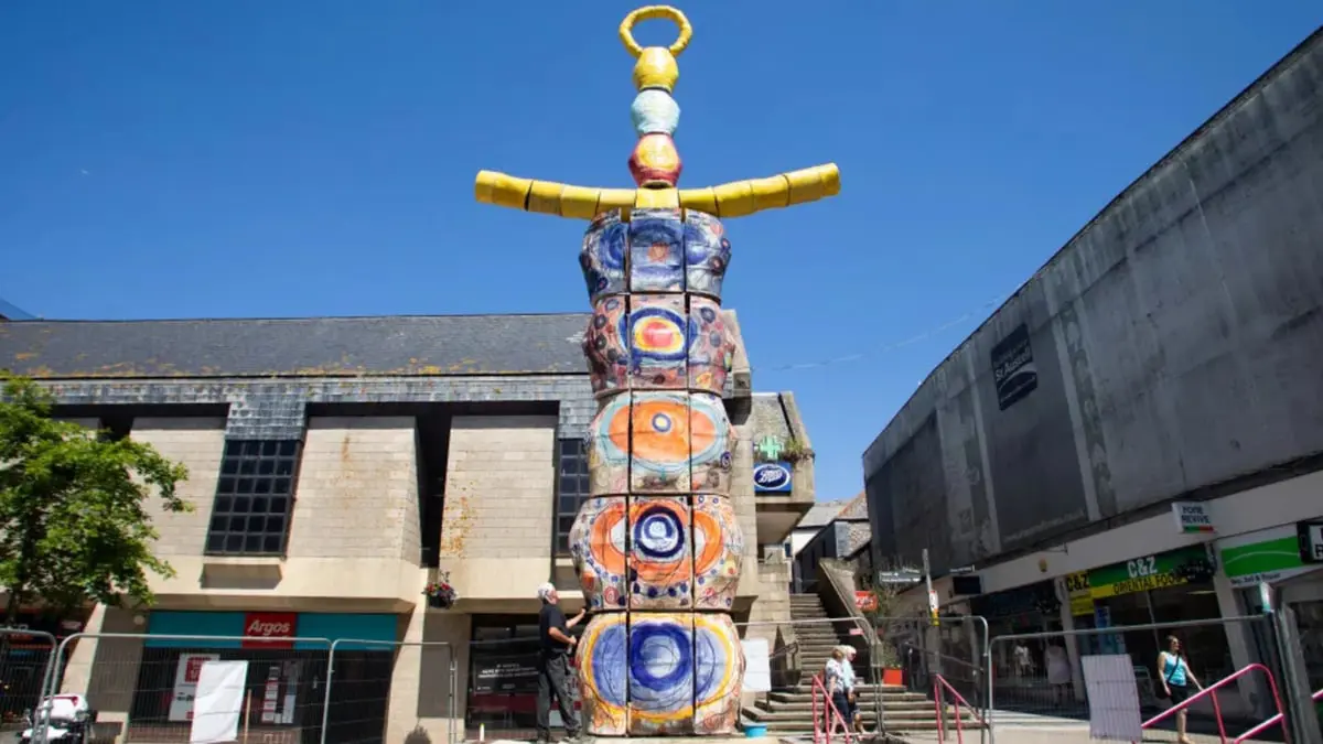 أطول تمثال من السيراميك في العالم يثير جدلا ببريطانيا.. فما قصته؟