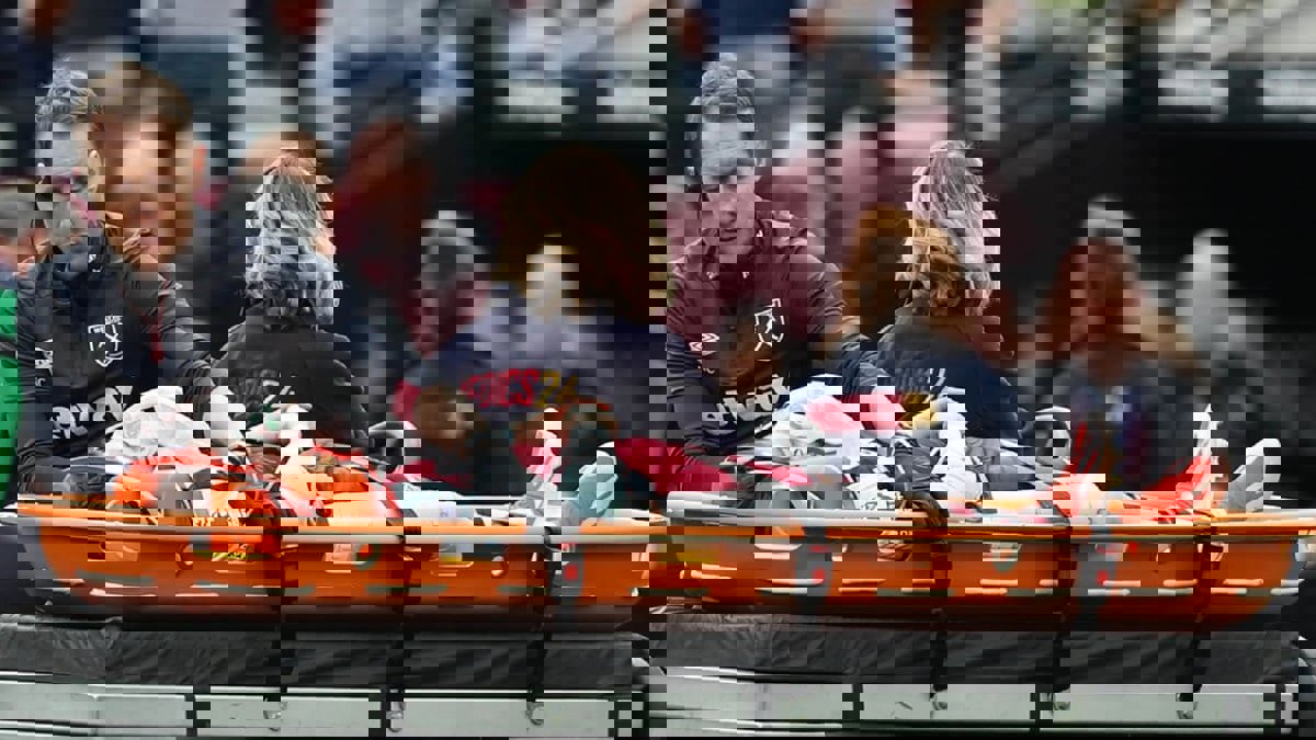 اصطدم بزميله.. نقل جورج إيرثي لاعب ويستهام إلى المستشفى بعد إصابة خطيرة