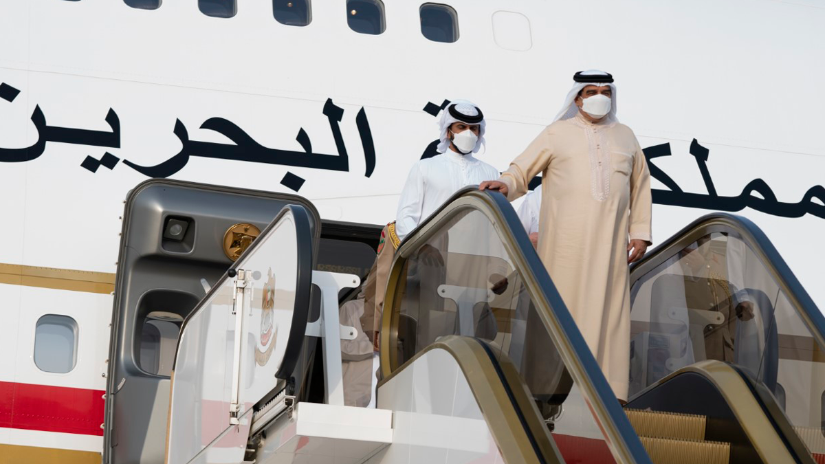 حمد بن عيسى يصل أبوظبي للمشاركة في قمة إماراتية بحرينية أردنية