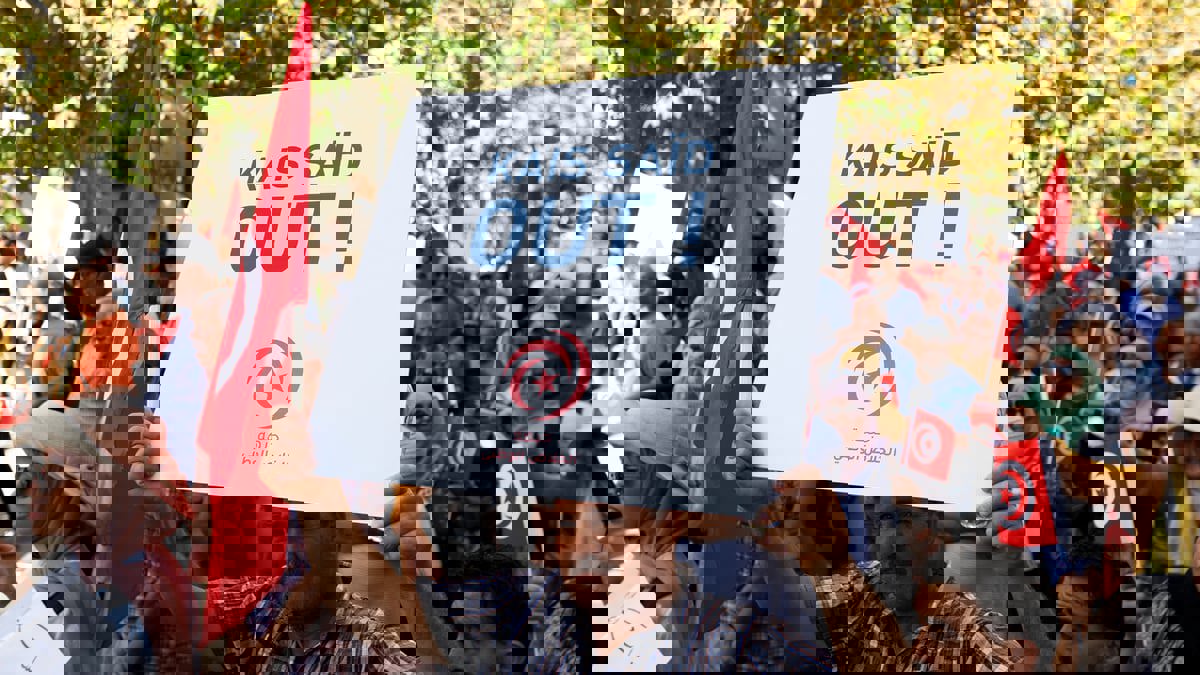 تونس.. مسيرات "حزبية" تطالب برحيل قيس سعيد