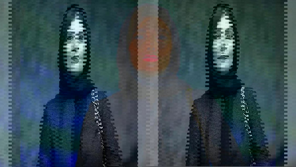 خلعت الحجاب ووصف النظام بـ"قاتل الأطفال".. اعتقال الفنانة الإيرانية "هنغامه قاضياني" 