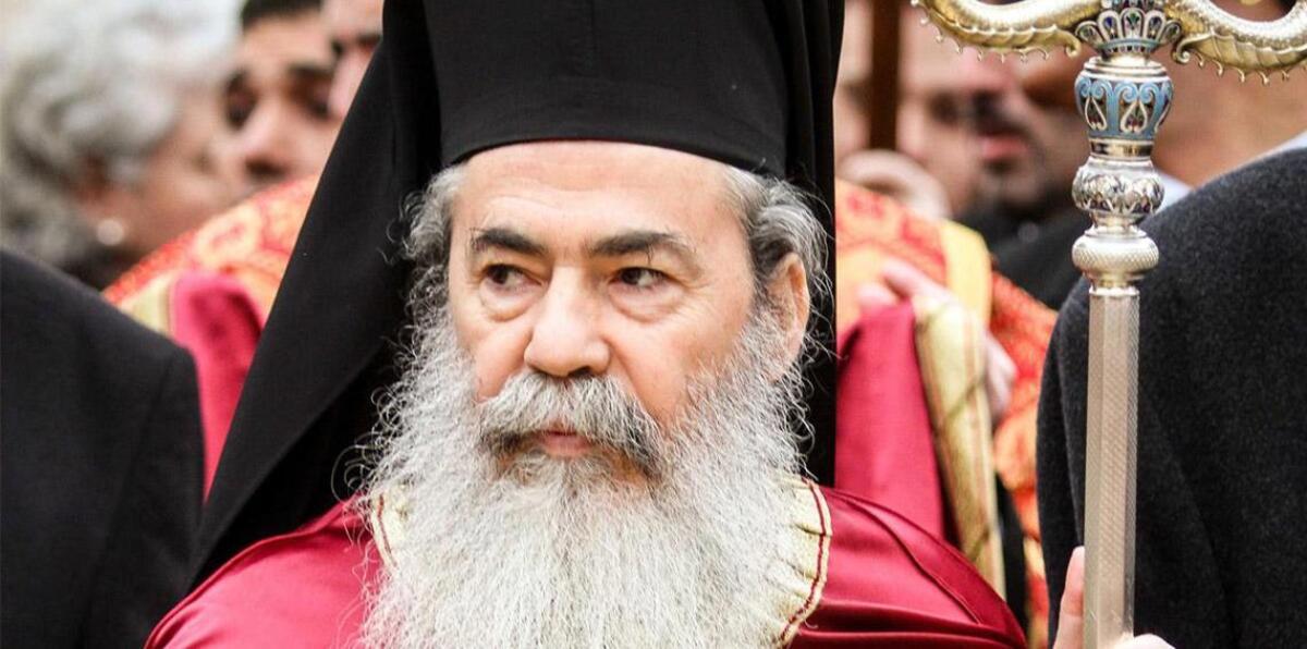 بالصور.. فلسطينيون يعترضون موكب بطريرك الروم الأرثوذكس احتجاجًا على بيع أراضٍ لليهود