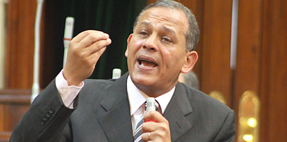 السادات يقترب من مصير عكاشة بعد شهادة أعضاء البرلمان المصري