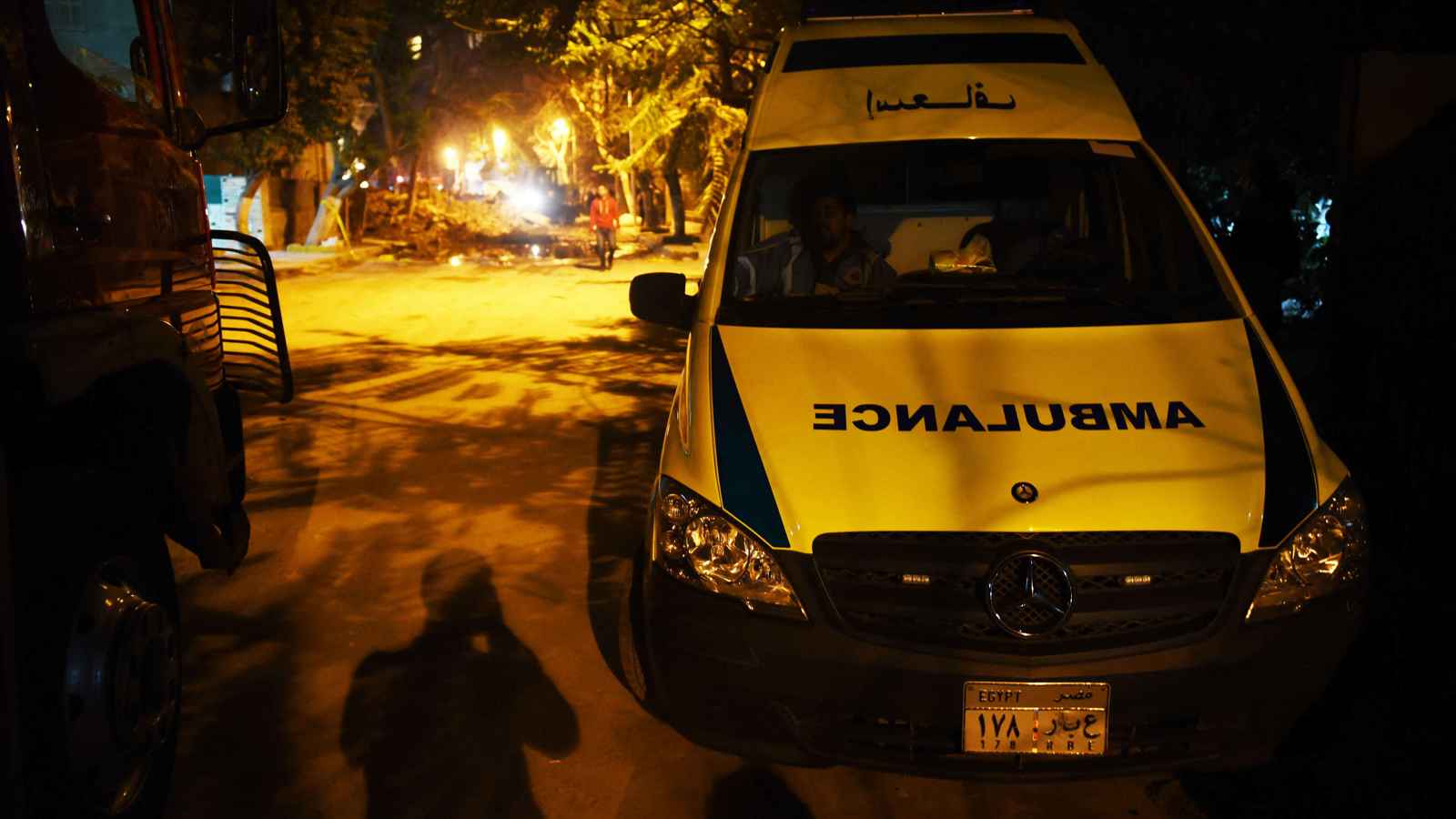 تصادم مروّع لحافلة بواجهة معرض للسيارات يثير جدلا في مصر (فيديو وصور)