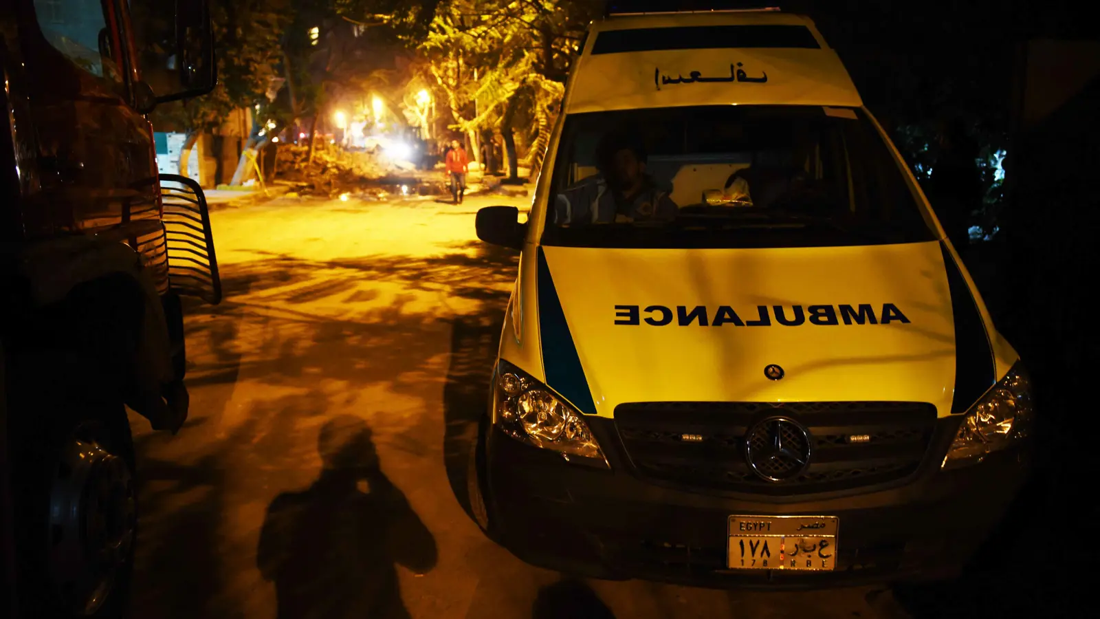 تصادم مروّع لحافلة بواجهة معرض للسيارات يثير جدلا في مصر (فيديو وصور)