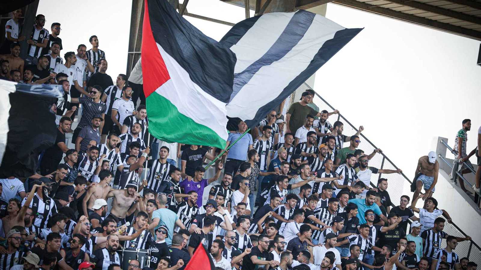 الصفاقسي التونسي يشطب 7 لاعبين نهائيا بسبب حرق شعار النادي