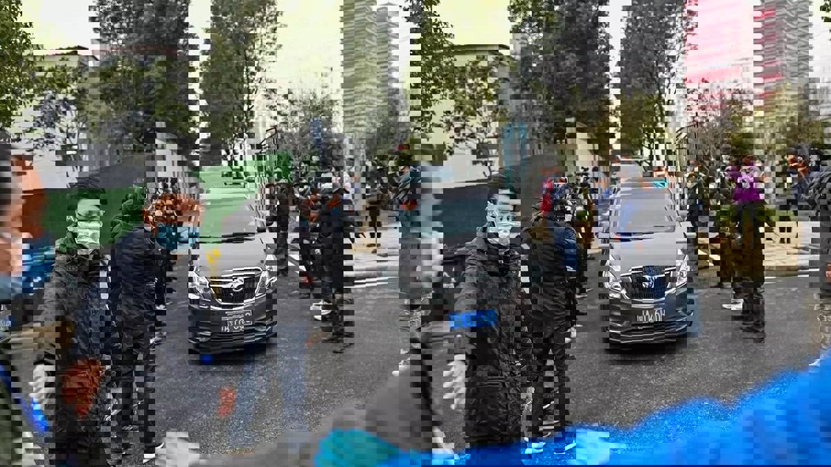 خبراء الصحة العالمية يزورون سوقا في ووهان الصينية لتقصي منشأ "كورونا"