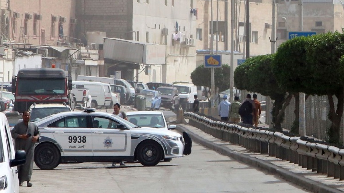 مسلح مطلوب يشتبك مع الأمن في "أم الهيمان" بالكويت (فيديو)