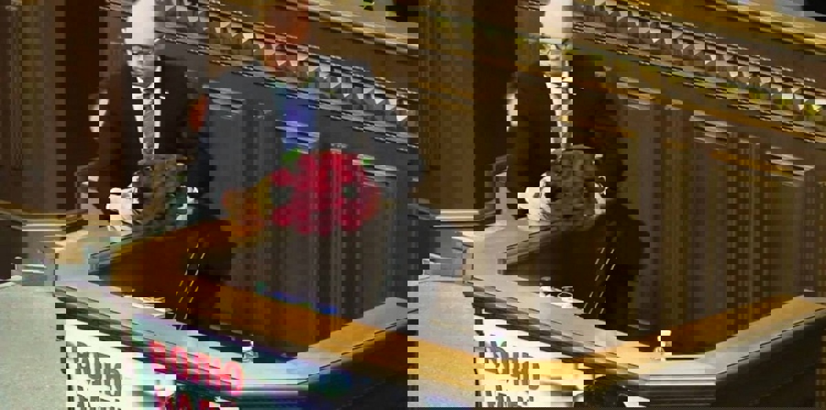 شاهد ماذا حصل لرئيس وزراء أوكرانيا داخل البرلمان (فيديو)