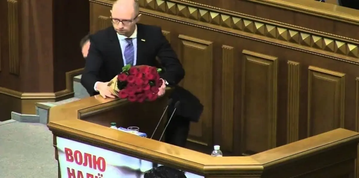 شاهد ماذا حصل لرئيس وزراء أوكرانيا داخل البرلمان (فيديو)