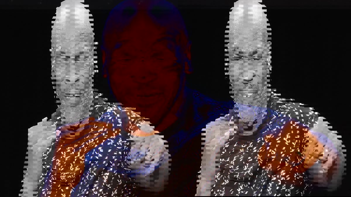 مايك تايسون ينجو من "العقاب" بعد ضربه مسافرا داخل الطائرة