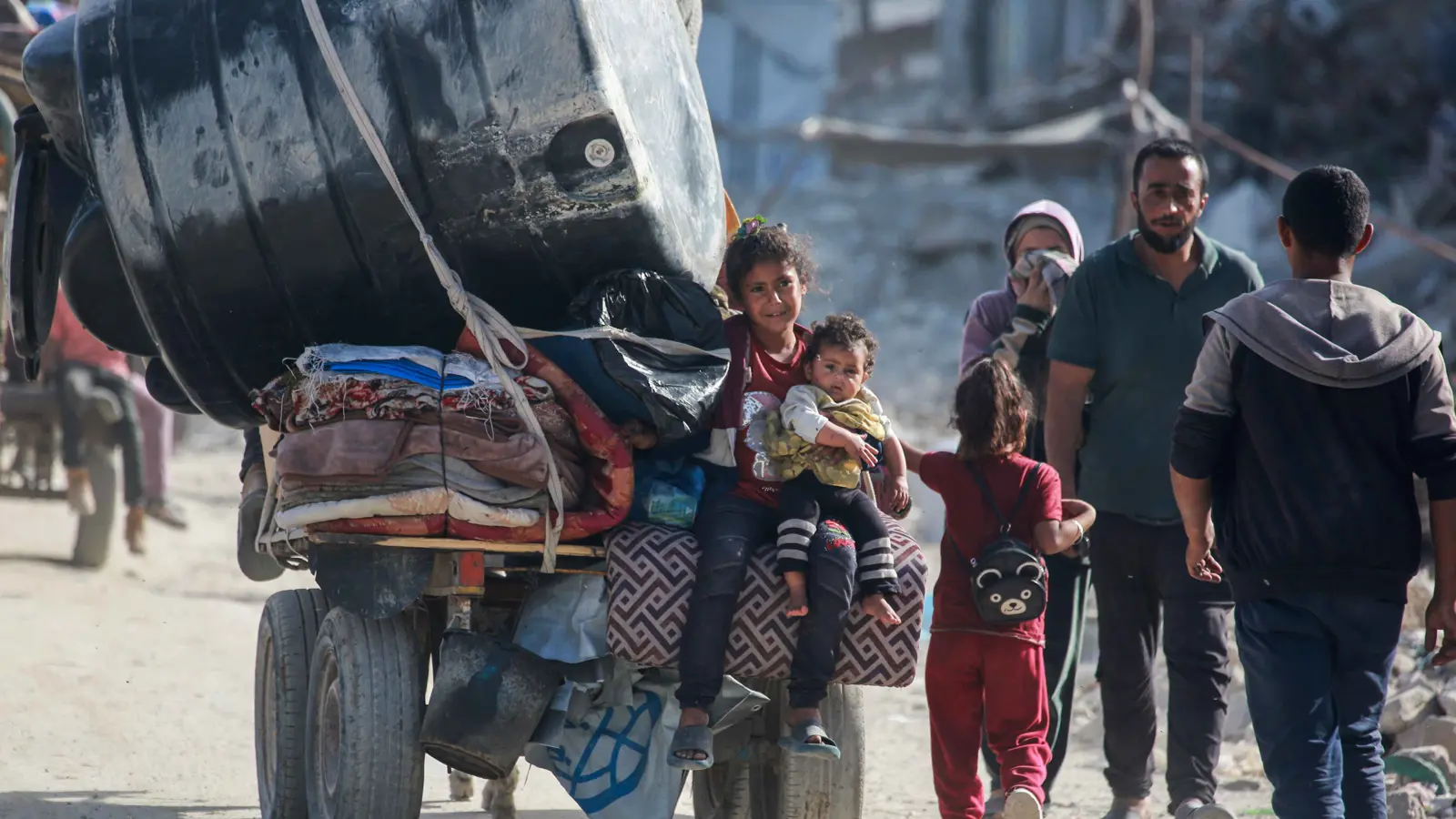 عشرات الضحايا في غارات إسرائيلية عنيفة على غزة