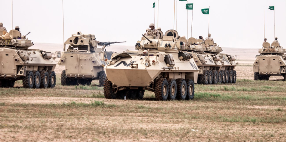 الملك سلمان يشهد عرضًا عسكريًا في ختام "رعد الشمال"