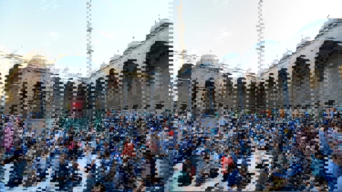 مختار قرية تركية يعاقب المتخلفين عن صلاة العيد