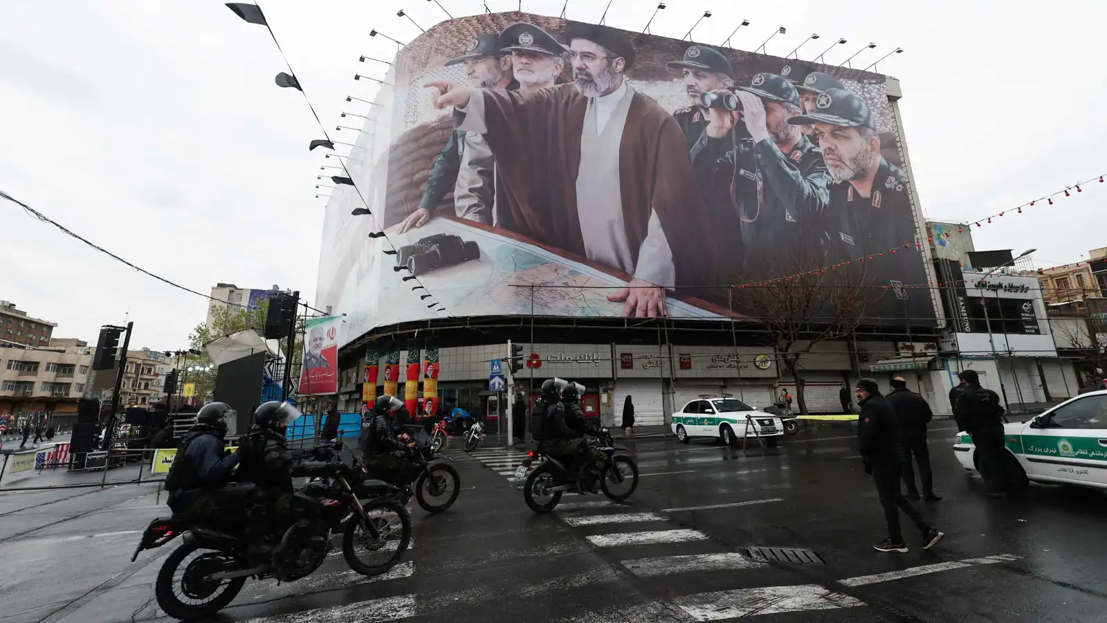 إيران تهدد باستهداف البنية التحتية للنفط في المنطقة بعد ضربات "خرج"