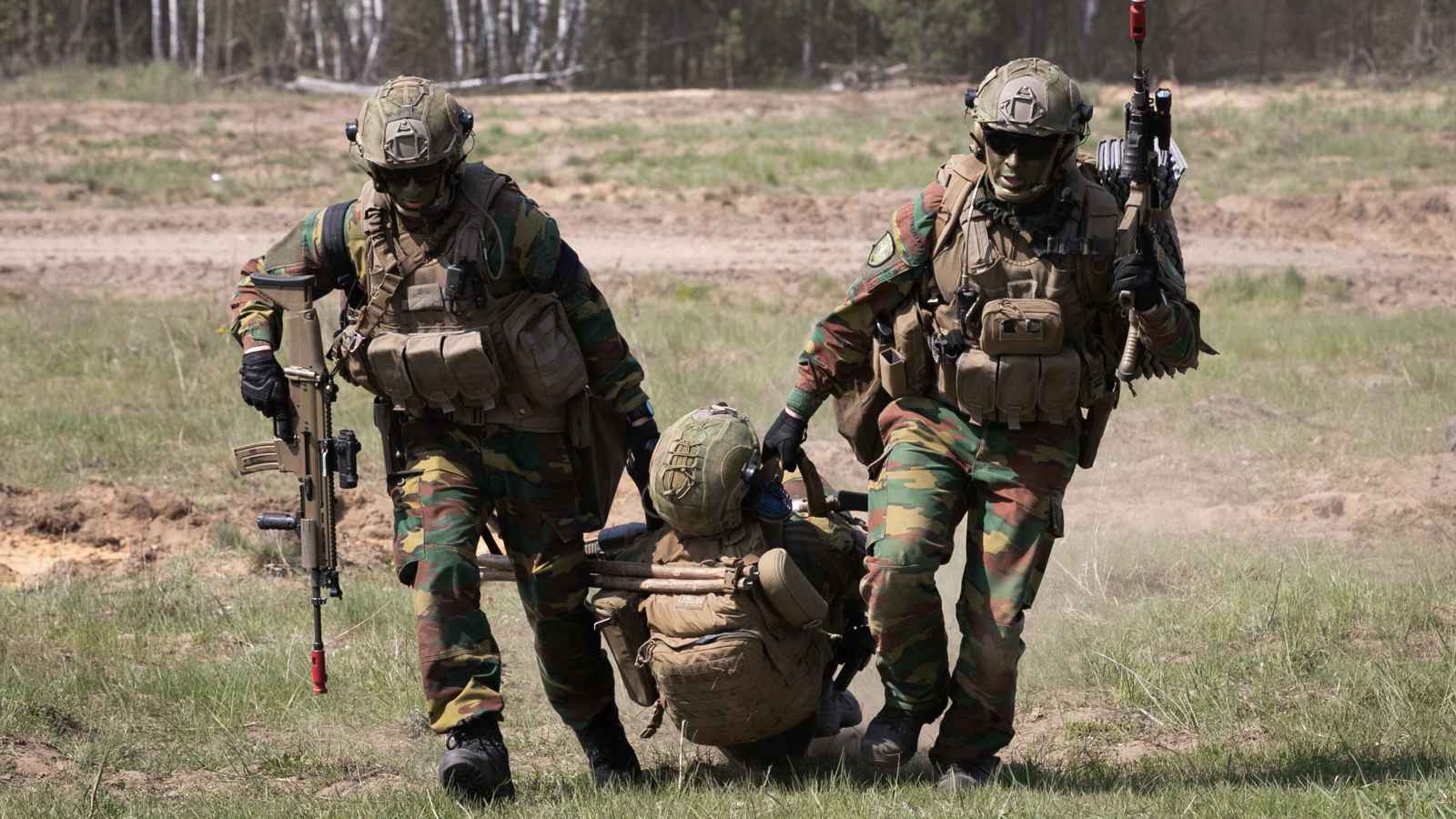 إصابة 3 جنود بلجيكيين من سلاح المظلات في إسكتلندا