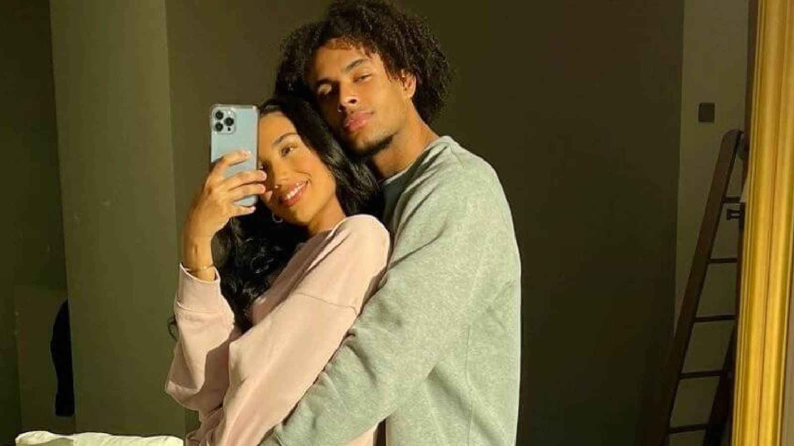 خسائر خارج الملعب وداخله.. نجم مانشستر يونايتد ينفصل عن "حب طفولته" (صور)